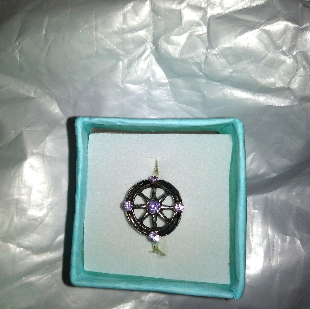 Size 7 costume jewelry ring never worn